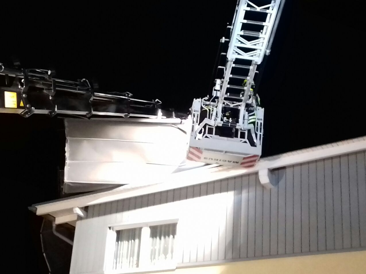 Sturm Burglinde - Sicherung des gelösten Blechdaches unter Zuhilfenahme Kran und Drehleiter