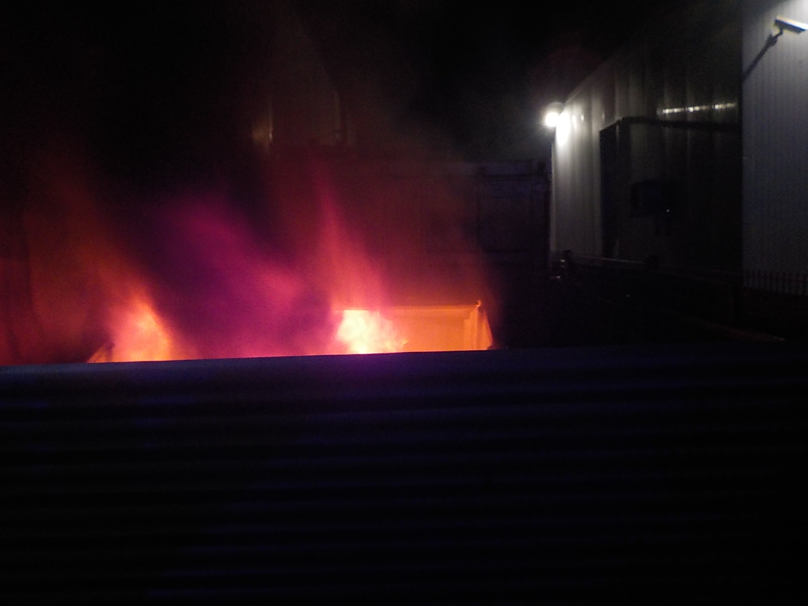 Schuttmulde in Brand